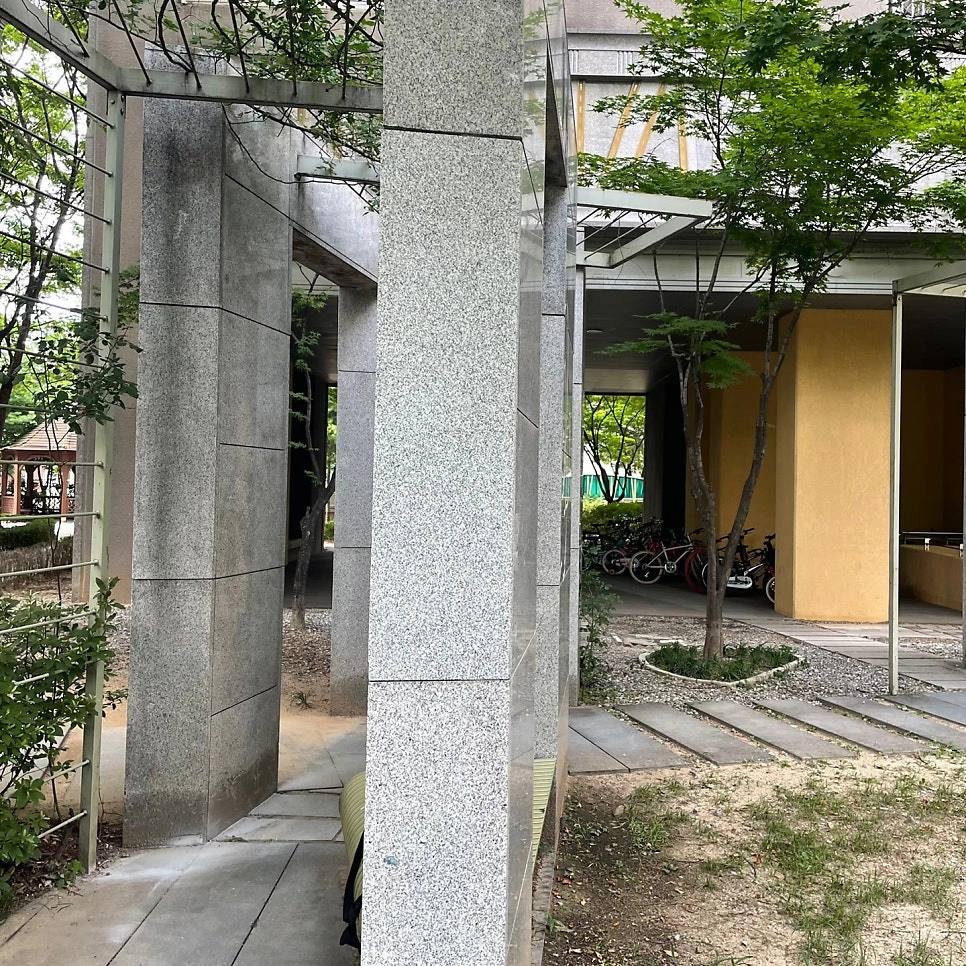 아파트 단지 공용부 화강석 기둥열 전경