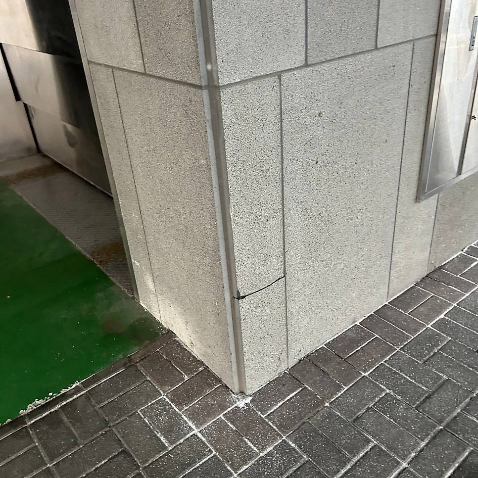 외벽 화강석 모서리 균열 다른 각도 점검