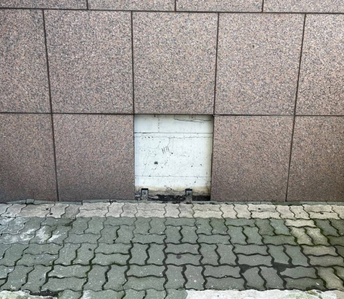 기존 벽체와 색상 다른 임시 패치 부위