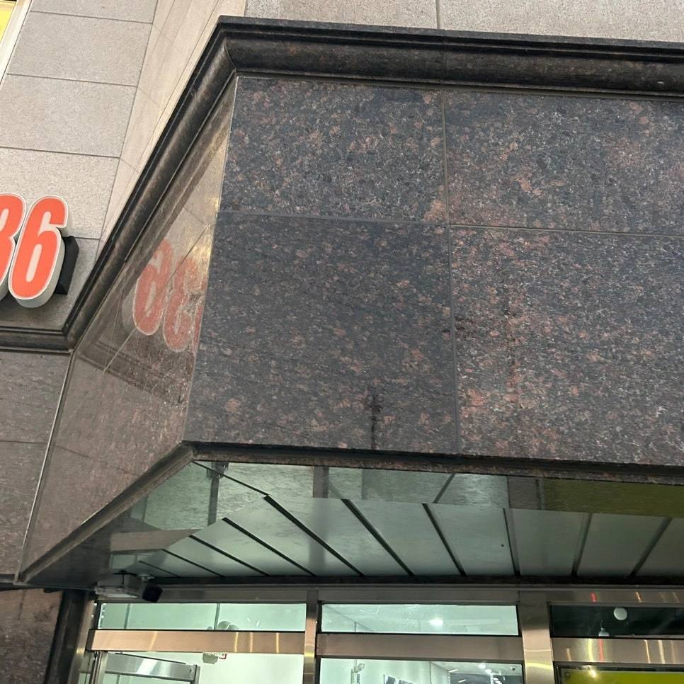 상가 출입구 캐노피 화강석 패널 이음새 상태
