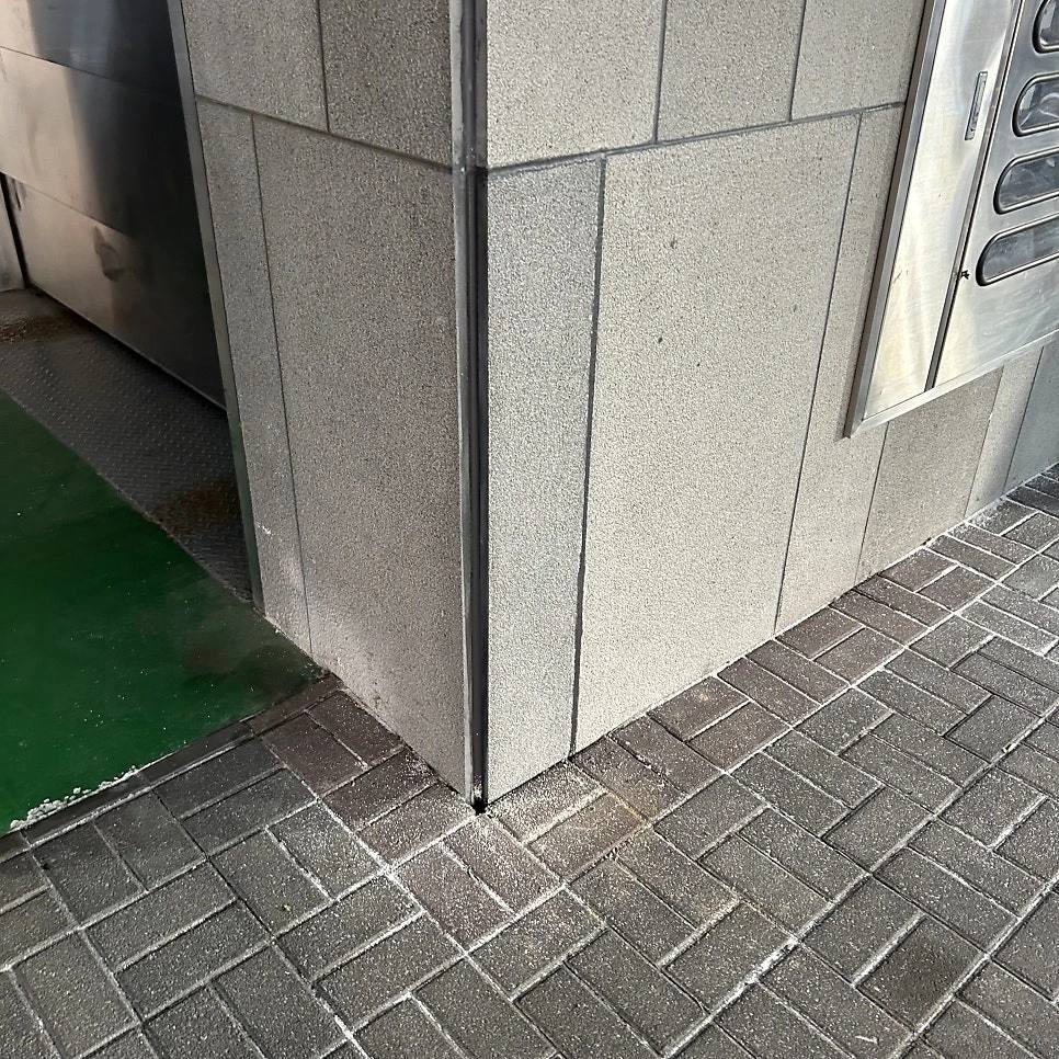 상가 외벽 화강석 모서리 이음새 헤어라인 균열