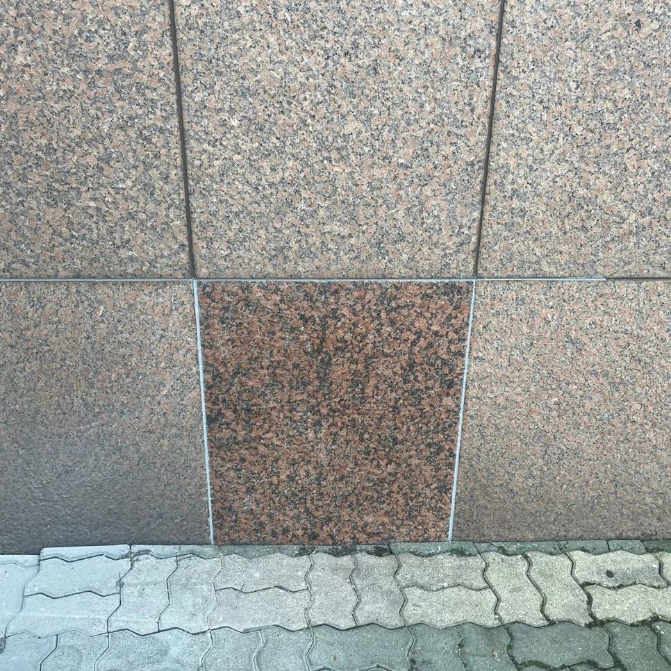 색상 맞춰 재단한 화강석 판재 교체 부위