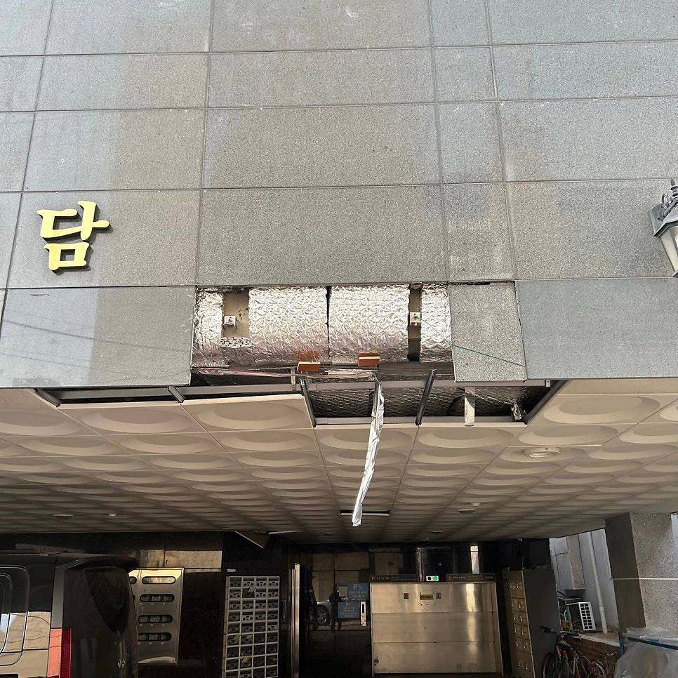 상가 외벽 화강석 패널 탈락으로 내부 단열재 노출