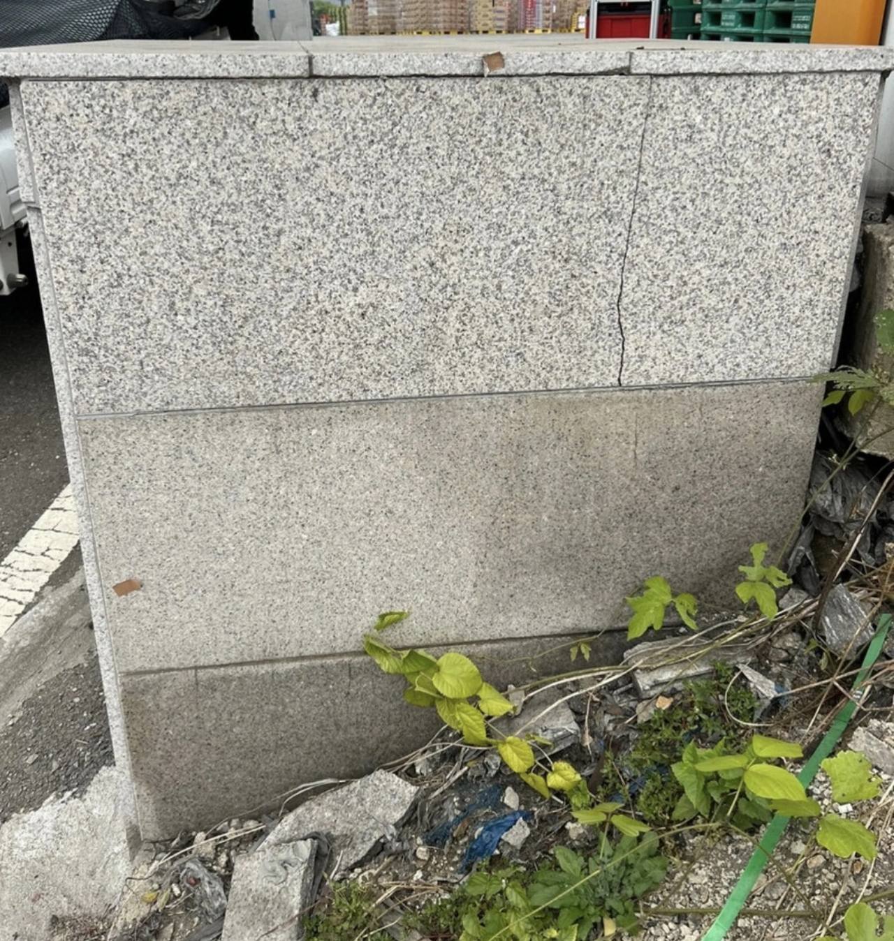 화단 옹벽 모서리 대리석 패널 깊은 균열 파손